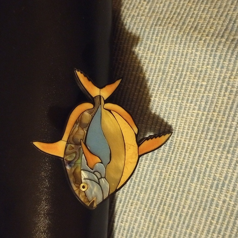 Mother of Pearl and resin Fish pin brooch - Picture 3 of 3